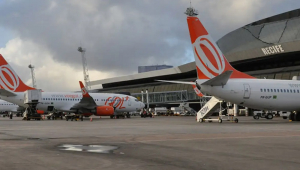 Aviões da Gol estacionados no aeroporto do Recife