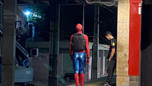 Homem vestido de homem-aranha