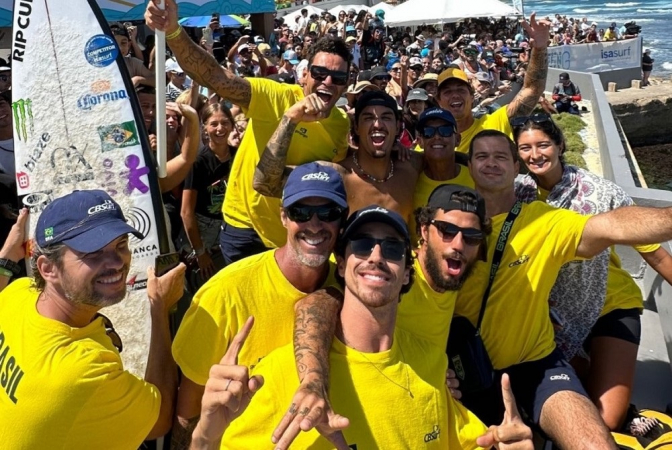 Filipe Toledo (de boné para trás) comemora com outros surfistas a classificação de Gabriel Medina (sem camisa) para as Olimpíadas