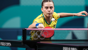 2024.07.28 - Jogos Olímpicos Paris 2024 - Tênis de Mesa feminino. Bruna Takahashi em ação na primeira rodada da competição, na qual a mesa-tenista brasileira venceu a nigeriana Offiong Edem. Foto: Gaspar Nóbrega/COB