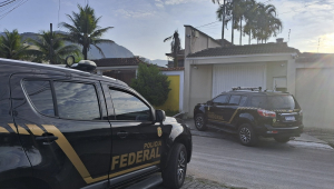 Policiais chegam na residência do secretário estadual de Transportes e ex-prefeito de Duque de Caxias, Washington Reis (MDB)