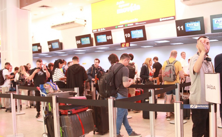 Movimento de passageiros no Aeroporto Santos Dumont, no Rio de Janeiro