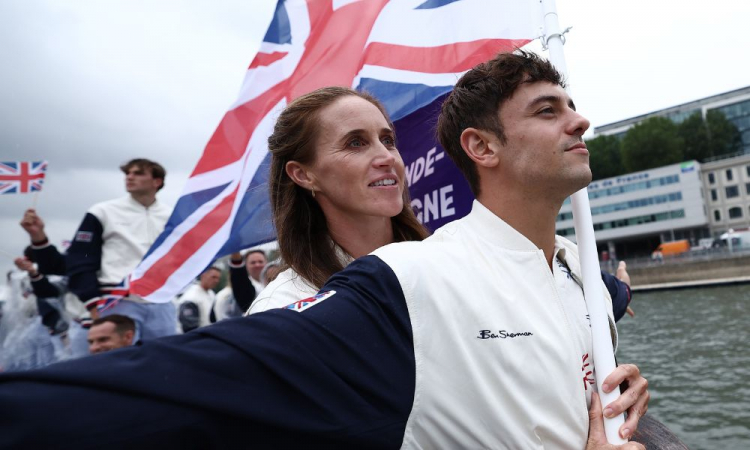 Atletas britânicos agitam multidão durante cerimônia de abertura ao reproduzirem cena de ‘Titanic’
