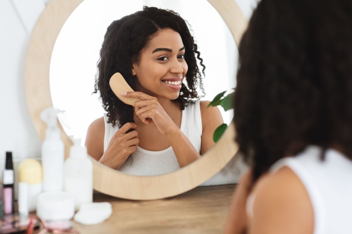 As alterações hormonais podem causar queda de cabelo no pós-parto 