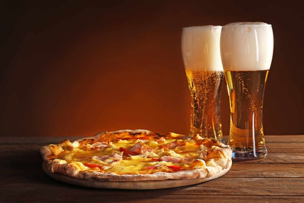 A pizza pode ser harmonizada com cerveja 