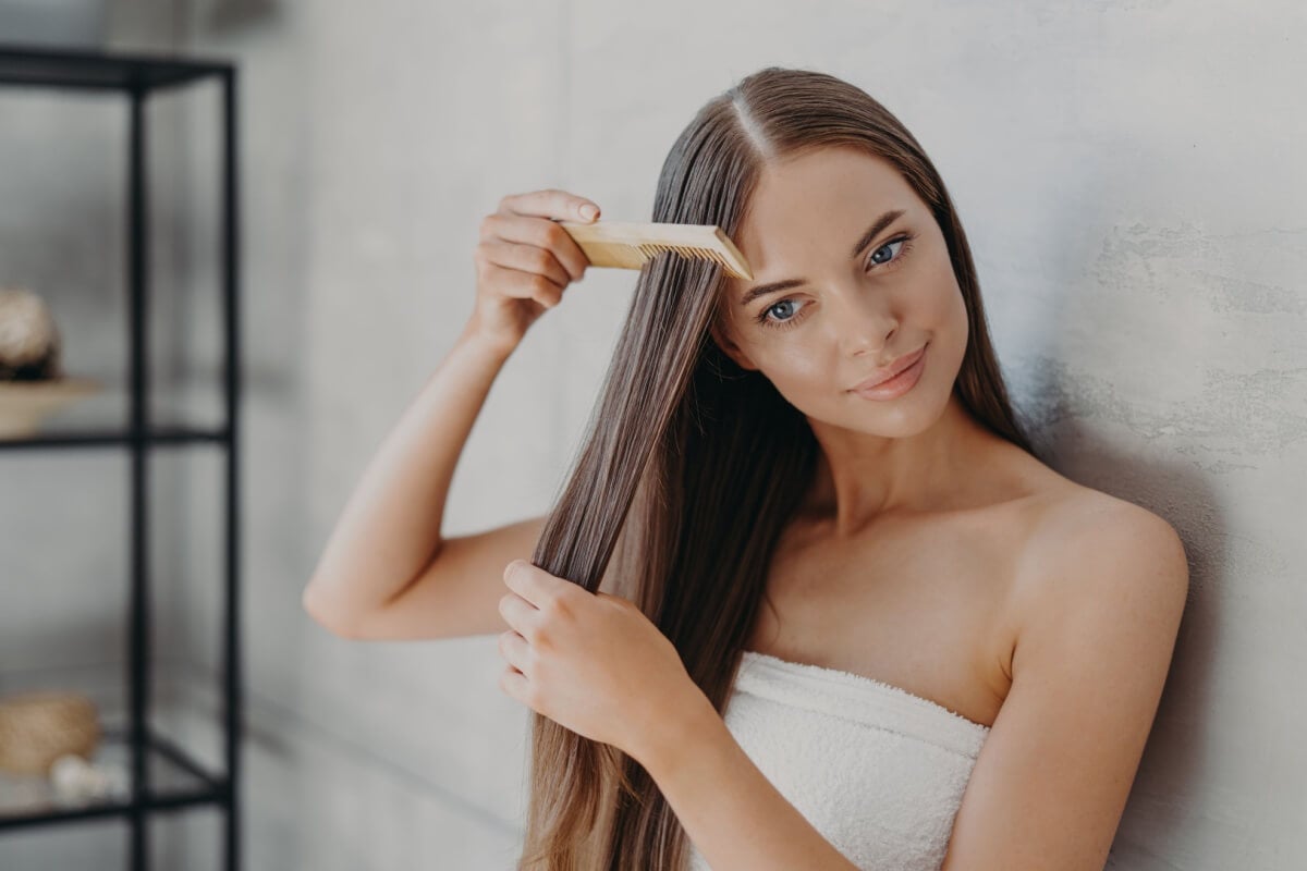 A queda de cabelo em mulheres pode ser causada por fatores diversos 