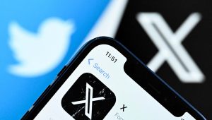 Uma foto tirada em 17 de novembro de 2023 mostra o logotipo do serviço de mídia social online dos EUA X - anteriormente Twitter - na tela de um smartphone