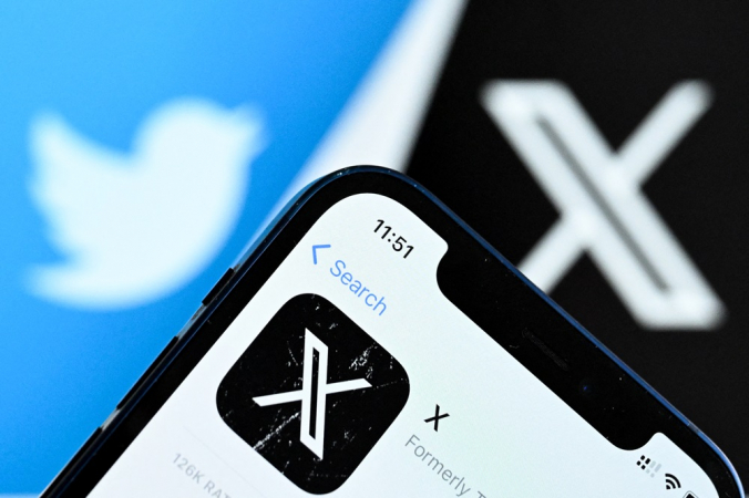 Uma foto tirada em 17 de novembro de 2023 mostra o logotipo do serviço de mídia social online dos EUA X - anteriormente Twitter - na tela de um smartphone