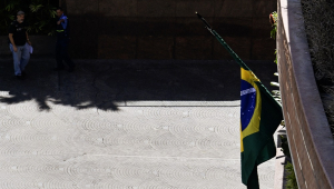 Uma bandeira do Brasil é fotografada na embaixada da Argentina em Caracas