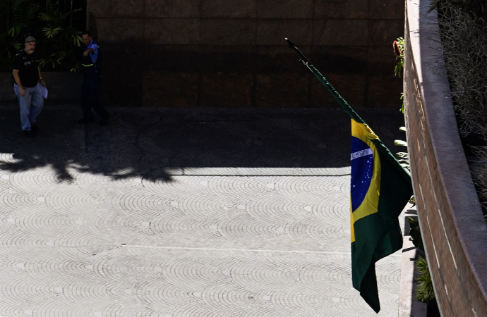 Uma bandeira do Brasil é fotografada na embaixada da Argentina em Caracas