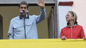 O presidente venezuelano Nicolás Maduro (E), acompanhado de sua esposa Cilia Flores,