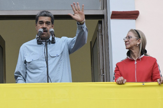 O presidente venezuelano Nicolás Maduro (E), acompanhado de sua esposa Cilia Flores,