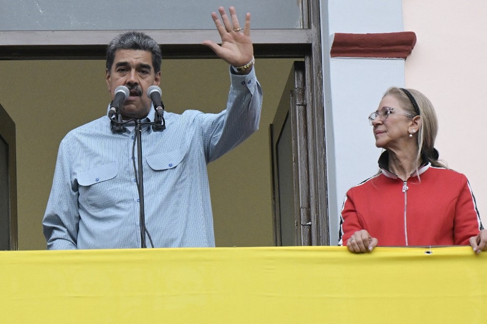 O presidente venezuelano Nicolás Maduro (E), acompanhado de sua esposa Cilia Flores,