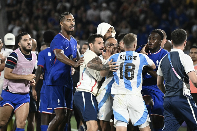 Briga entre argentinos e franceses após a partida em Bordeaux