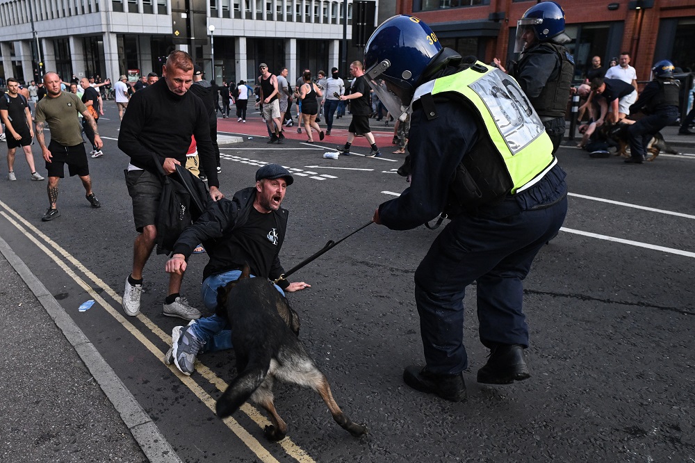 Um cão policial morde um manifestante em Bristol, no sul da Inglaterra
