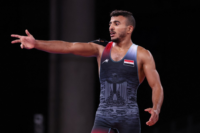 Mohamed Ibrahim Elsayed, do Egito, reage após ser derrotado por Parviz Nasibov, da Ucrânia, na semifinal dos 67 kg do wrestling greco-romano masculino