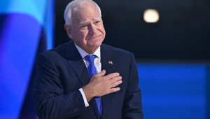 O governador de Minnesota e candidato democrata à vice-presidência de 2024, Tim Walz, gesticula após discursar no terceiro dia da Convenção Nacional Democrata (DNC) no United Center em Chicago, Illinois, em 21 de agosto de 2024. A vice-presidente Kamala Harris aceitará formalmente a indicação do partido para presidente na DNC, que acontecerá de 19 a 22 de agosto em Chicago.