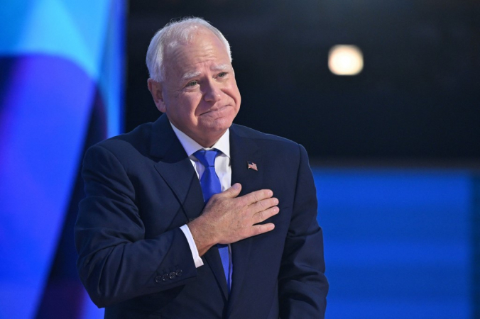 O governador de Minnesota e candidato democrata à vice-presidência de 2024, Tim Walz, gesticula após discursar no terceiro dia da Convenção Nacional Democrata (DNC) no United Center em Chicago, Illinois, em 21 de agosto de 2024. A vice-presidente Kamala Harris aceitará formalmente a indicação do partido para presidente na DNC, que acontecerá de 19 a 22 de agosto em Chicago.