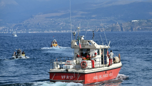 Equipes de resgate operam no porto de Porticello, perto de Palermo, onde procuram a última pessoa desaparecida