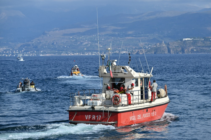 Equipes de resgate operam no porto de Porticello, perto de Palermo, onde procuram a última pessoa desaparecida