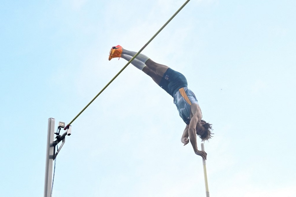 Armand Duplantis quebra próprio recorde mundial do salto com vara