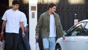 Os jogadores de rugby franceses Hugo Auradou (à esquerda) e Oscar Jegou deixam a casa onde cumpriram prisão domiciliar em Mendoza, Argentina