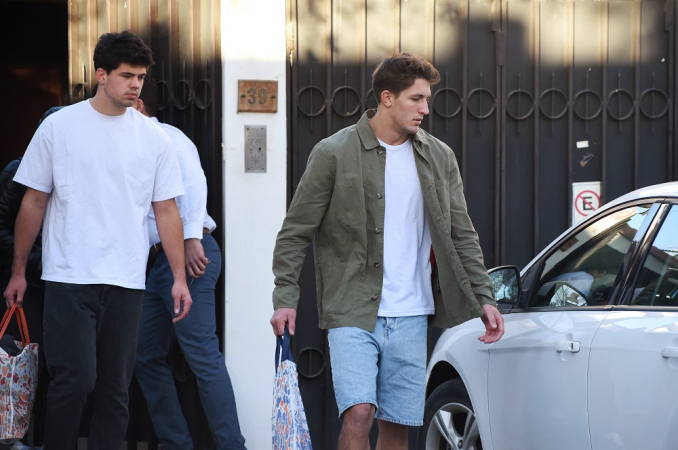 Os jogadores de rugby franceses Hugo Auradou (à esquerda) e Oscar Jegou deixam a casa onde cumpriram prisão domiciliar em Mendoza, Argentina