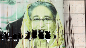 Dhaka (Bangladesh), 08/06/2024.- Uma imagem vandalizada da Primeira-Ministra Sheikh Hasina após a sua demissão, em Dhaka, Bangladesh, 06 de agosto de 2024. Num discurso à nação, Chefe do Estado-Maior do Exército, General Waker- Uz-Zaman anunciou em 5 de agosto que a primeira-ministra Sheikh Hasina renunciou após semanas de agitação e um governo interino será formado para governar o país. Novo toque de recolher a partir das 18h. a hora local foi imposta em 4 de agosto pelas autoridades de Dhaka, após a inicial imposta pelo governo de Bangladesh em 20 de julho de 2024, à medida que o número de vítimas aumentava e as autoridades policiais lutavam para conter os distúrbios. A violência eclodiu em Dhaka e noutras regiões na sequência de protestos liderados por estudantes que exigiam reformas no sistema governamental de quotas de emprego. (Protestas)EFE/EPA/MONIRUL ALAM