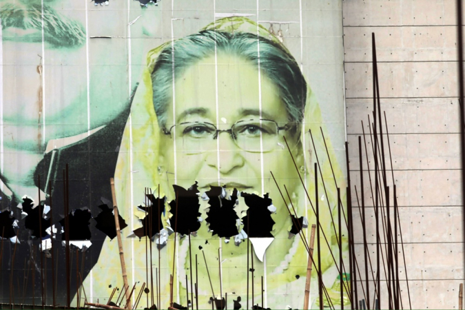 Dhaka (Bangladesh), 08/06/2024.- Uma imagem vandalizada da Primeira-Ministra Sheikh Hasina após a sua demissão, em Dhaka, Bangladesh, 06 de agosto de 2024. Num discurso à nação, Chefe do Estado-Maior do Exército, General Waker- Uz-Zaman anunciou em 5 de agosto que a primeira-ministra Sheikh Hasina renunciou após semanas de agitação e um governo interino será formado para governar o país. Novo toque de recolher a partir das 18h. a hora local foi imposta em 4 de agosto pelas autoridades de Dhaka, após a inicial imposta pelo governo de Bangladesh em 20 de julho de 2024, à medida que o número de vítimas aumentava e as autoridades policiais lutavam para conter os distúrbios. A violência eclodiu em Dhaka e noutras regiões na sequência de protestos liderados por estudantes que exigiam reformas no sistema governamental de quotas de emprego. (Protestas)EFE/EPA/MONIRUL ALAM