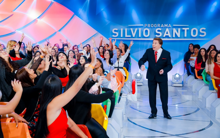 Silvio Santos comanda seu programa no SBT