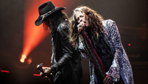 Joe Perry e Steven Tyler, da banda Aerosmith, se apresentam ao vivo no palco do Wells Fargo Center em 02 de setembro de 2023