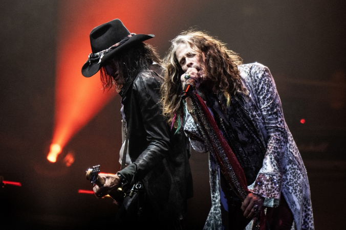 Joe Perry e Steven Tyler, da banda Aerosmith, se apresentam ao vivo no palco do Wells Fargo Center em 02 de setembro de 2023