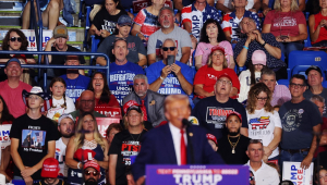 Pessoas assistem enquanto o ex-presidente dos EUA e candidato presidencial republicano Donald Trump discursa durante um comício na Mohegan Sun Arena no Casey Plaza em 17 de agosto de 2024, em Wilkes Barre, Pensilvânia