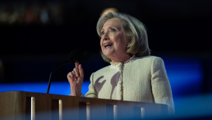 Chicago (Estados Unidos), 20/08/2024.- A ex-secretária de Estado dos EUA Hillary Rodham Clinton discursa para o público na noite de abertura da Convenção Nacional Democrata (DNC) no United Center em Chicago, Illinois, EUA, 19 de agosto de 2024 (emitido em 20 de agosto de 2024). A Convenção Nacional Democrata de 2024 será realizada de 19 a 22 de agosto de 2024, durante a qual os delegados do Partido Democrata dos Estados Unidos votarão na plataforma do partido e votarão cerimonialmente no indicado do partido para presidente, a vice-presidente Kamala Harris, e para vice-presidente, o governador Tim Walz de Minnesota, para a próxima eleição presidencial. (Estados Unidos)