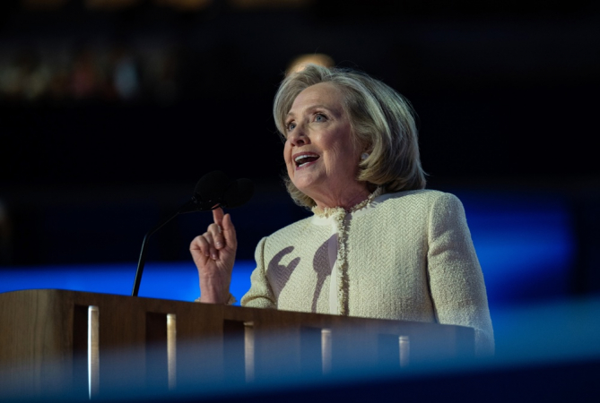 Chicago (Estados Unidos), 20/08/2024.- A ex-secretária de Estado dos EUA Hillary Rodham Clinton discursa para o público na noite de abertura da Convenção Nacional Democrata (DNC) no United Center em Chicago, Illinois, EUA, 19 de agosto de 2024 (emitido em 20 de agosto de 2024). A Convenção Nacional Democrata de 2024 será realizada de 19 a 22 de agosto de 2024, durante a qual os delegados do Partido Democrata dos Estados Unidos votarão na plataforma do partido e votarão cerimonialmente no indicado do partido para presidente, a vice-presidente Kamala Harris, e para vice-presidente, o governador Tim Walz de Minnesota, para a próxima eleição presidencial. (Estados Unidos)