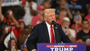 O candidato republicano à presidência Donald J. Trump fala durante um comício no Georgia State Convocation Center em Atlanta