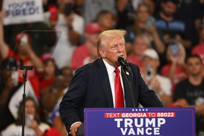 O candidato republicano à presidência Donald J. Trump fala durante um comício no Georgia State Convocation Center em Atlanta