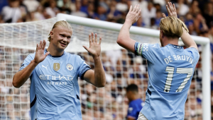 Erling Haaland (esq.), do Manchester City, comemora com seu companheiro de equipe Kevin De Bruyne (dir.) após marcar o gol de 0-1 durante a partida da Premier League