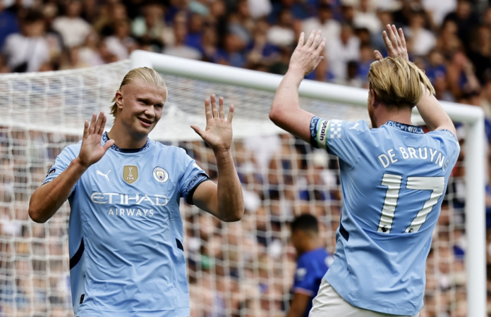 Erling Haaland (esq.), do Manchester City, comemora com seu companheiro de equipe Kevin De Bruyne (dir.) após marcar o gol de 0-1 durante a partida da Premier League