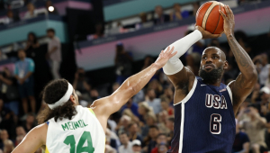 LeBron James, dos EUA (D), e Leo Meindl, do Brasil, em ação durante o jogo das quartas de final masculina entre Brasil e EUA