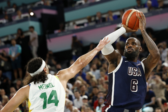 LeBron James, dos EUA (D), e Leo Meindl, do Brasil, em ação durante o jogo das quartas de final masculina entre Brasil e EUA