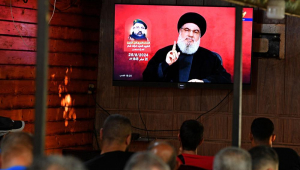 Beirute (Líbano), 25/08/2024.- Pessoas assistem ao discurso televisionado do Secretário-Geral do Hezbollah, Hassan Nasrallah, em um café no subúrbio ao sul de Beirute, Líbano, em 25 de agosto de 2024. O Hezbollah anunciou em um comunicado no início de 25 de agosto que o grupo lançou "uma operação aérea com vários drones" visando território israelense como a "primeira fase" de um ataque retaliatório pela morte do comandante sênior do Hezbollah, Fuad Shukr, em 30 de julho em Beirute. As Forças de Defesa de Israel (IDF) disseram que cerca de 100 caças "atingiram e destruíram milhares de lançadores de foguetes do Hezbollah, visando fogo imediato em direção ao norte e centro de Israel". (Líbano, Hizbulá/Hezbolá)