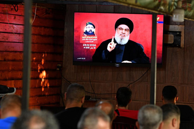 Beirute (Líbano), 25/08/2024.- Pessoas assistem ao discurso televisionado do Secretário-Geral do Hezbollah, Hassan Nasrallah, em um café no subúrbio ao sul de Beirute, Líbano, em 25 de agosto de 2024. O Hezbollah anunciou em um comunicado no início de 25 de agosto que o grupo lançou 