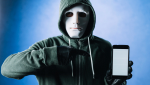 Hacker com modelo de smartphone