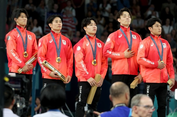 Paris (France), 29/07/2024.- Gold medalist Team Japan listen to their national anthem during the medal ceremony for the Men Team final of the Artistic Gymnastics competitions in the Paris 2024 Olympic Games, at the Bercy Arena in Paris, France, 29 July 2024. (Francia, Japón) EFE/EPA/YAHYA ARHAB