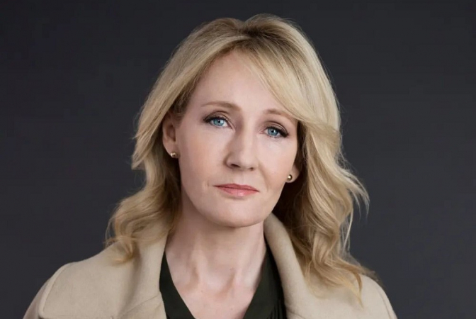 A escritora J.K. Rowling é autora da saga 