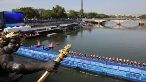 Triatletas se preparan para se lançar no Rio Sena e competir na primeira etapa do triatlo feminino dos Jogos Olímpicos de Paris