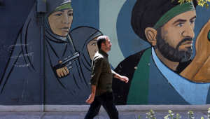 Teerã (Irã (República Islâmica do)), 19/08/2024.- Um homem iraniano passa por uma pintura de parede de soldados revolucionários iranianos na Praça Palestina em Teerã, Irã, 19 de agosto de 2024. A tensão continua alta entre o Irã e Israel desde que o falecido líder do Hamas Ismail Haniyeh foi morto em Teerã em 31 de julho de 2024, enquanto o líder iraniano, o aiatolá Khamenei, prometeu uma "punição severa" contra Israel em retaliação pela morte de Haniyeh. As administrações dos EUA e da UE pediram ao Irã que não atacasse Israel, pois as negociações de paz entre o Hamas e Israel estão em andamento. (Teerã)