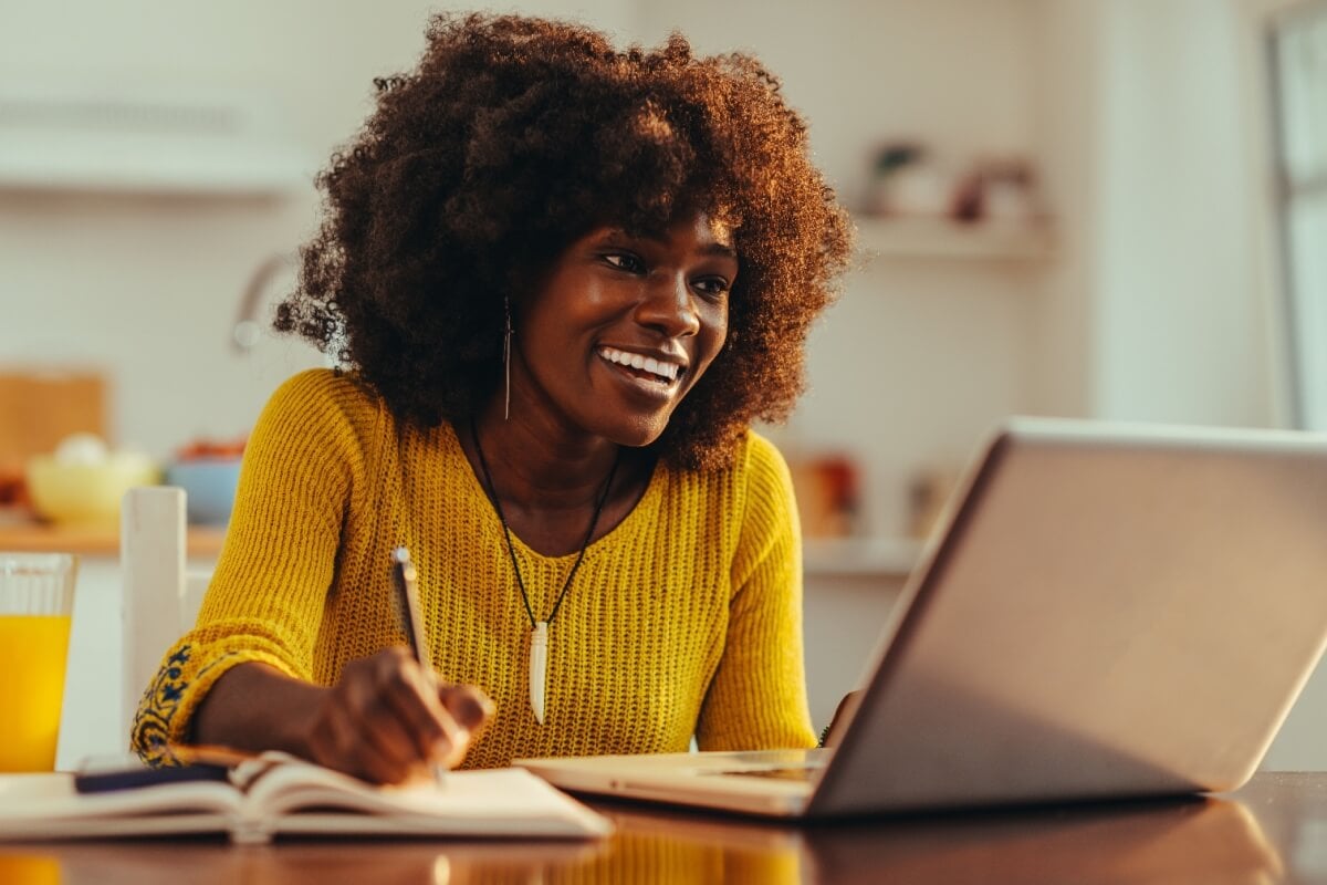 O ensino remoto pode ser uma alternativa importante, eficiente e de baixo custo para os estudantes 