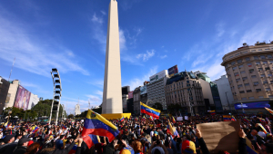 Venezuelanos participam de uma manifestação em rejeição aos resultados do Conselho Nacional Eleitoral (CNE) nas eleições presidenciais do domingo, que proclamaram o presidente da Venezuela, Nicolás Maduro, como vencedor. A manifestação ocorreu neste sábado no Obelisco, na cidade de Buenos Aires